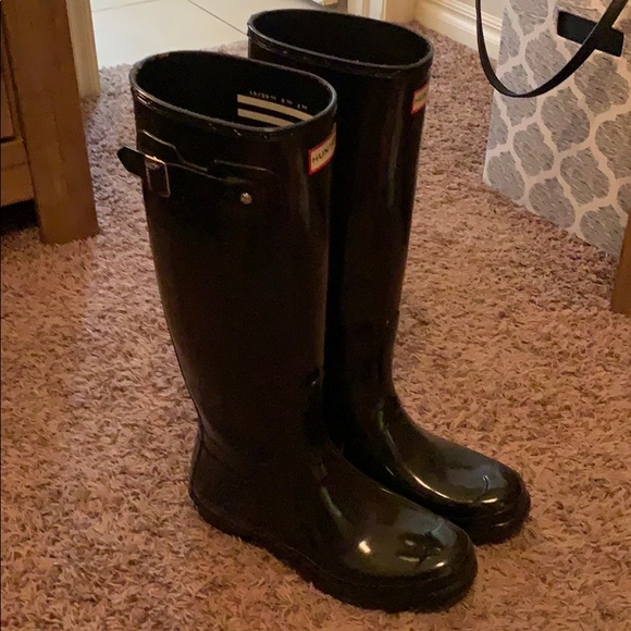 Hunter Boots Tall with tall fuzzy socks - Picture 2 of 3